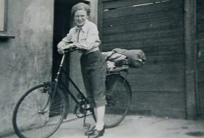 Inger Christensen med cykel screenshot fra Cikaderne