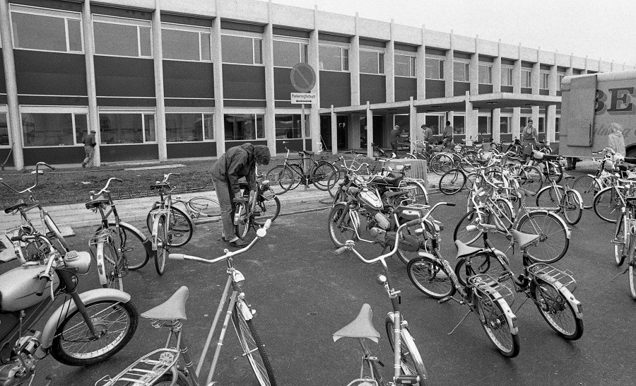 Cykler og knallerter udenfor det nyåbnede bibliotek i 1971
