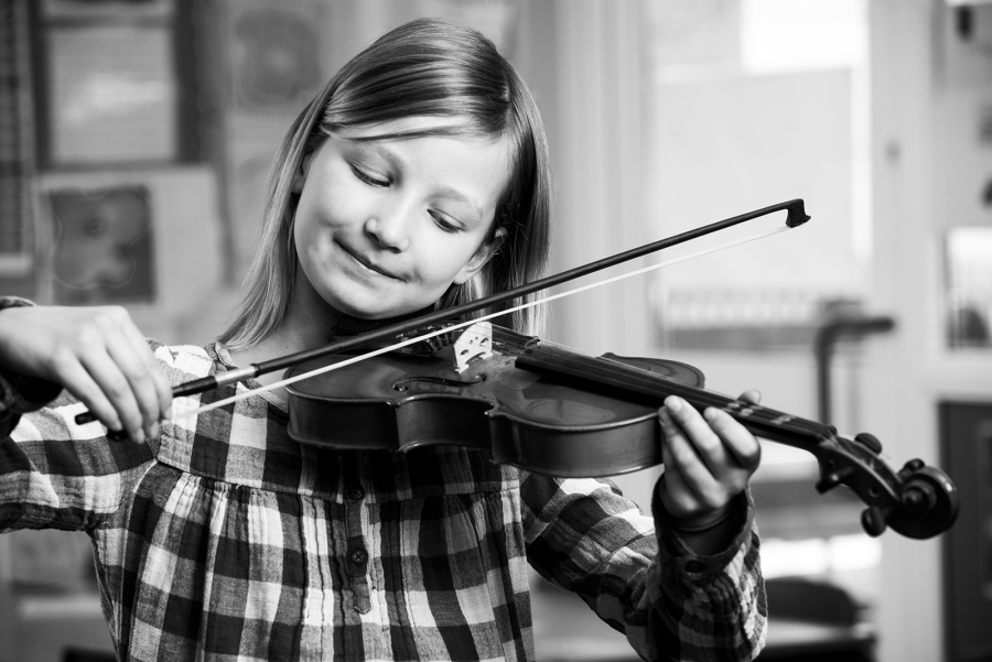 Pige spiller violin