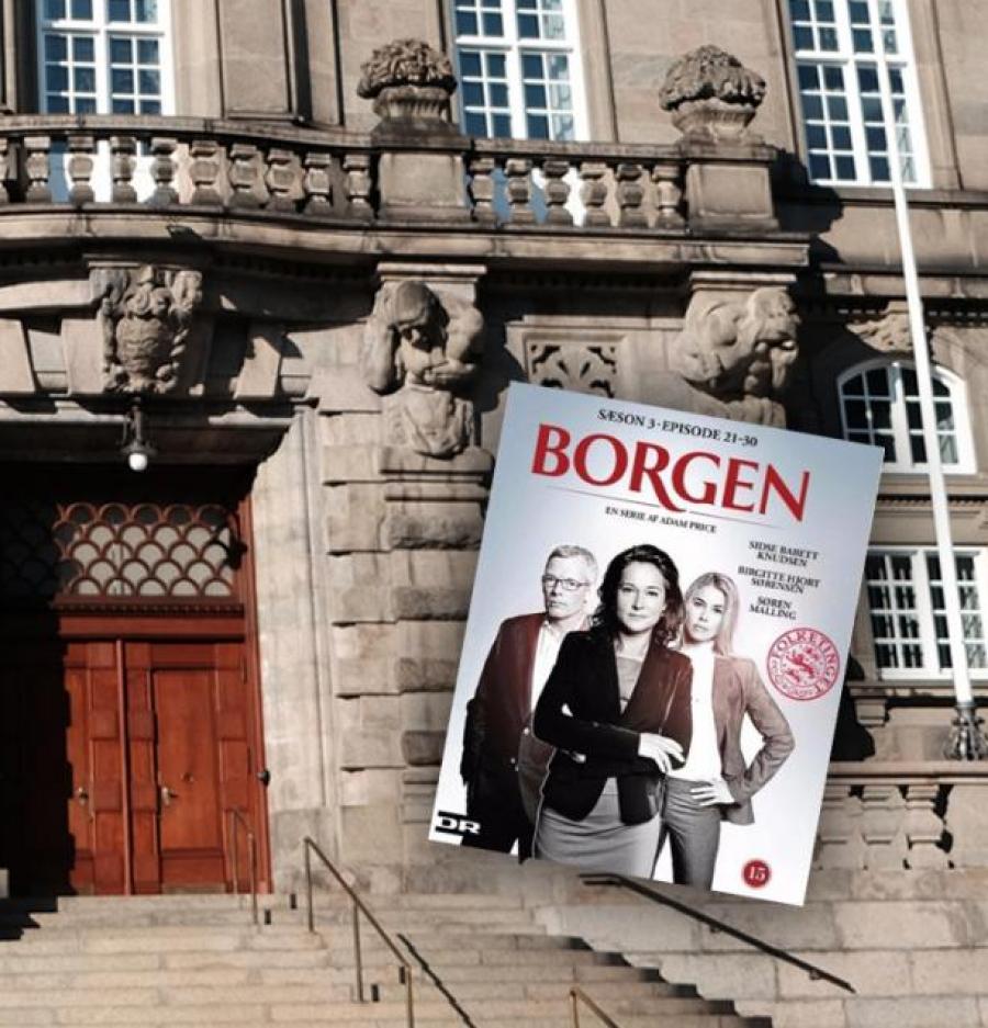 Borgen-plakat foran Christiansborg