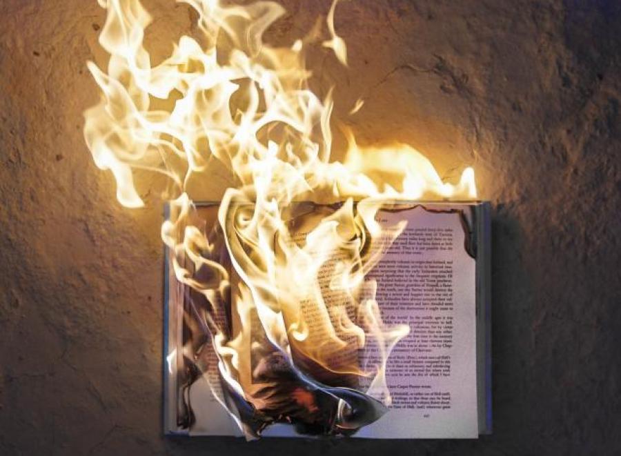 Foto af brændende bog - af Freddy Kearney på unsplash