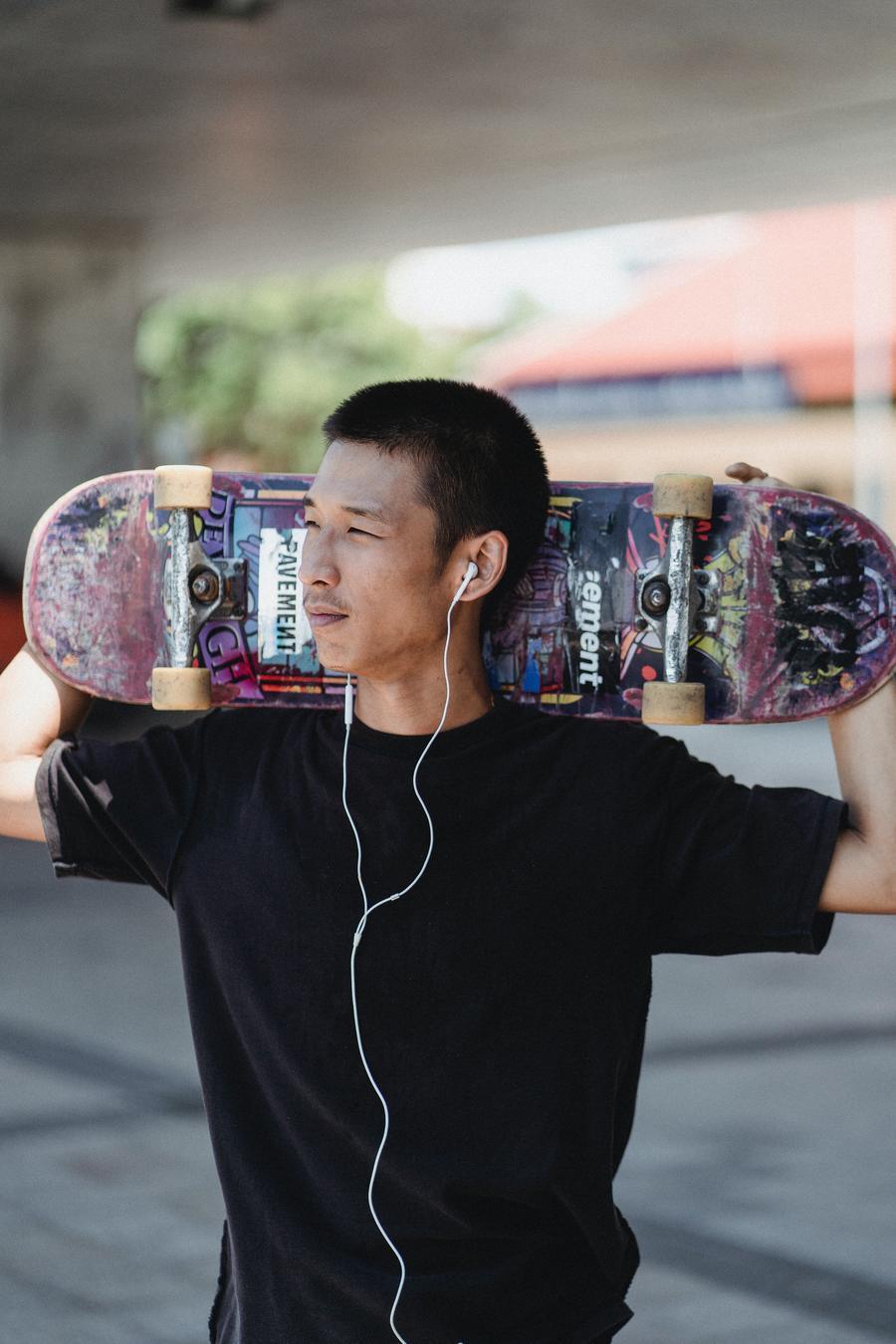 Ung mand med skateboard