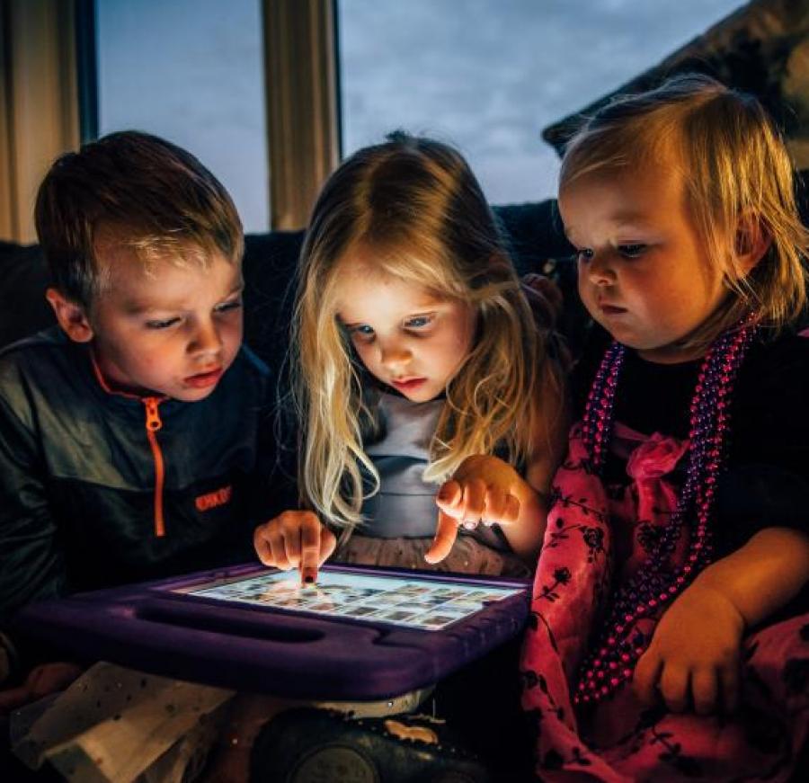 Børn der bruger tablet