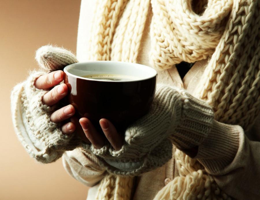 Foto af en kop kaffe ved vintertid