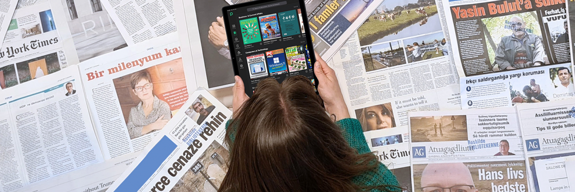 Kvinder læser aviser på tablet
